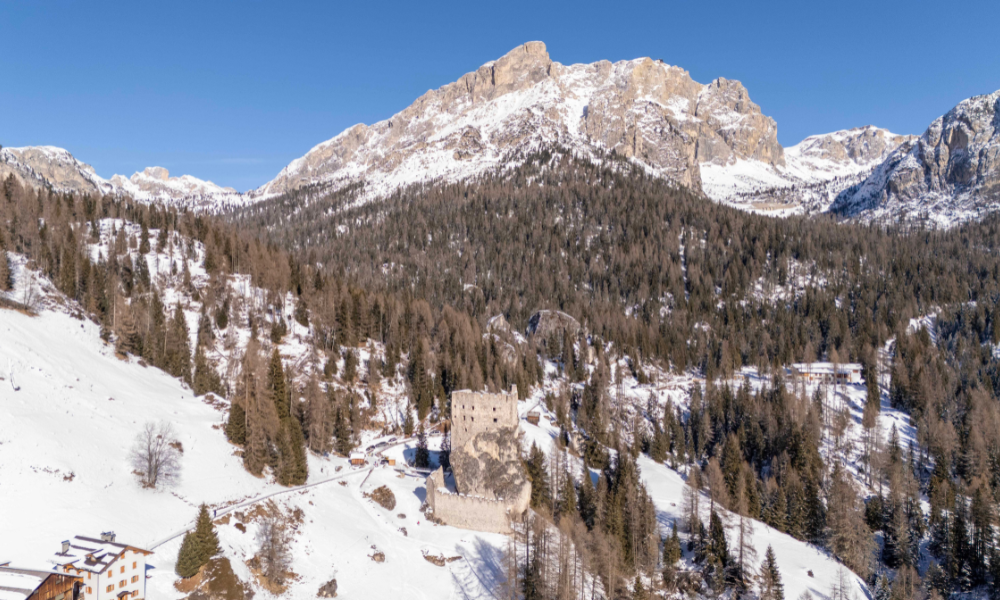 Il Castello di Andraz: guardiano millenario delle Dolomiti